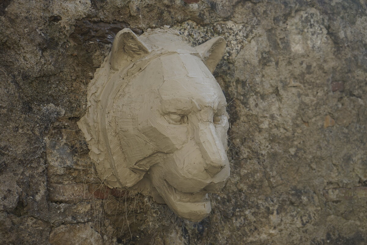 Semiostalgia P0012 — Sculpture fraîche, en terre crue, filasse végétale, grillage à poule, Saint-Antonin-Noble-Val