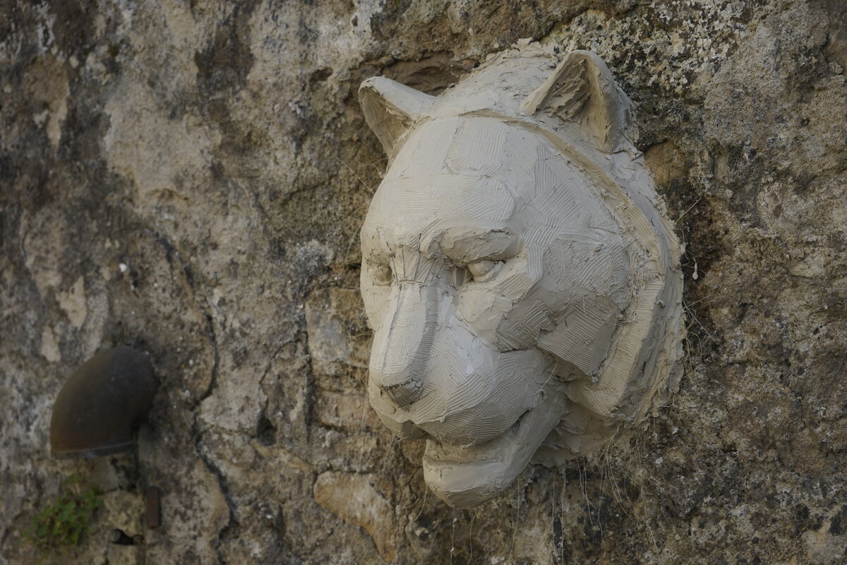 Semiostalgia P0012 — Sculpture fraîche, en terre crue, filasse végétale, grillage à poule, Saint-Antonin-Noble-Val