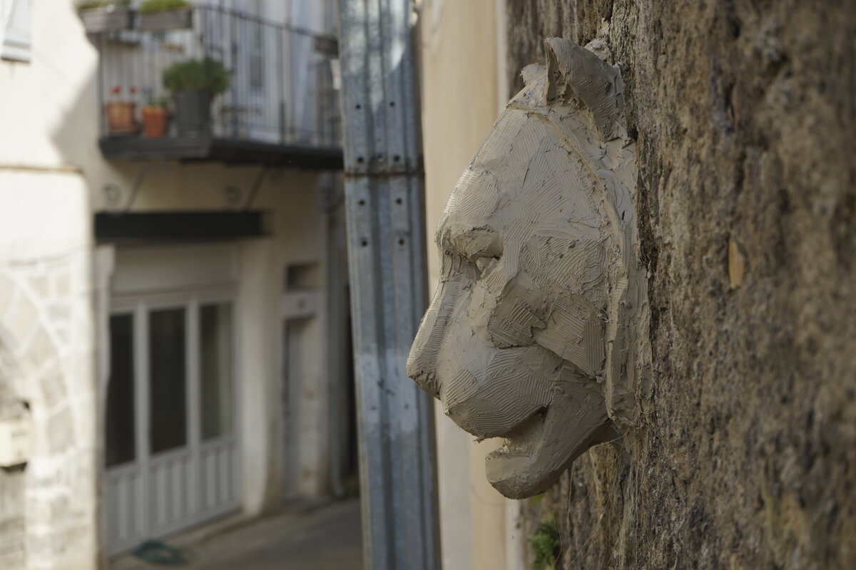 Semiostalgia P0012 — Sculpture fraîche, en terre crue, filasse végétale, grillage à poule, Saint-Antonin-Noble-Val