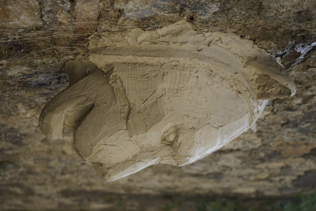 Semiostalgia P0012 — Sculpture fraîche, en terre crue, filasse végétale, grillage à poule, Saint-Antonin-Noble-Val
