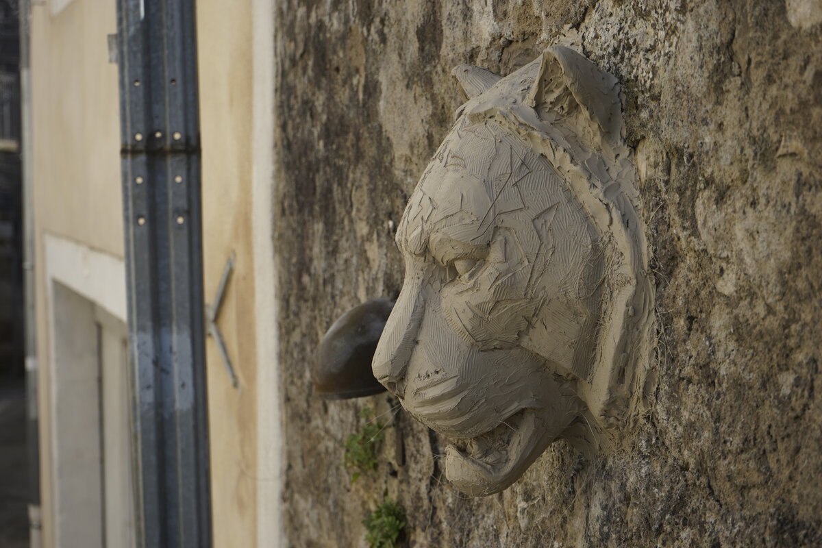 Semiostalgia P0012 — Sculpture fraîche, en terre crue, filasse végétale, grillage à poule, Saint-Antonin-Noble-Val