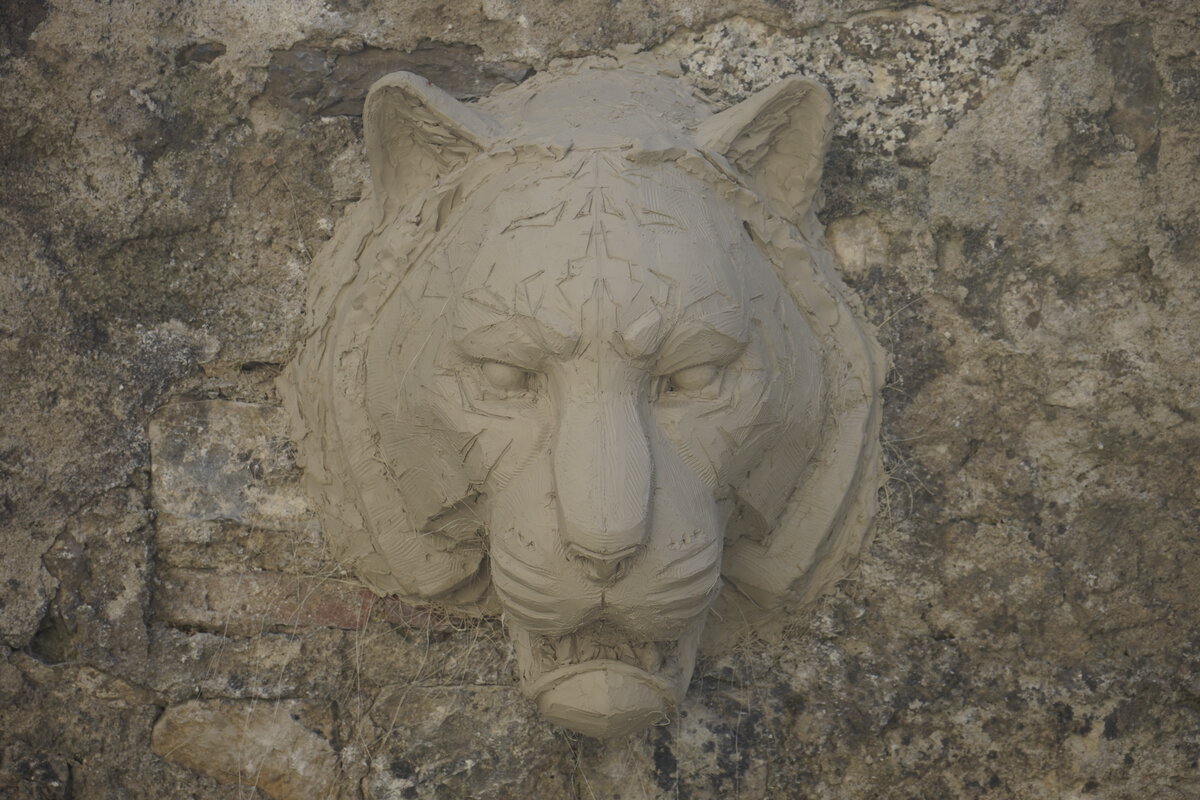 Semiostalgia P0012 — Sculpture fraîche, en terre crue, filasse végétale, grillage à poule, Saint-Antonin-Noble-Val