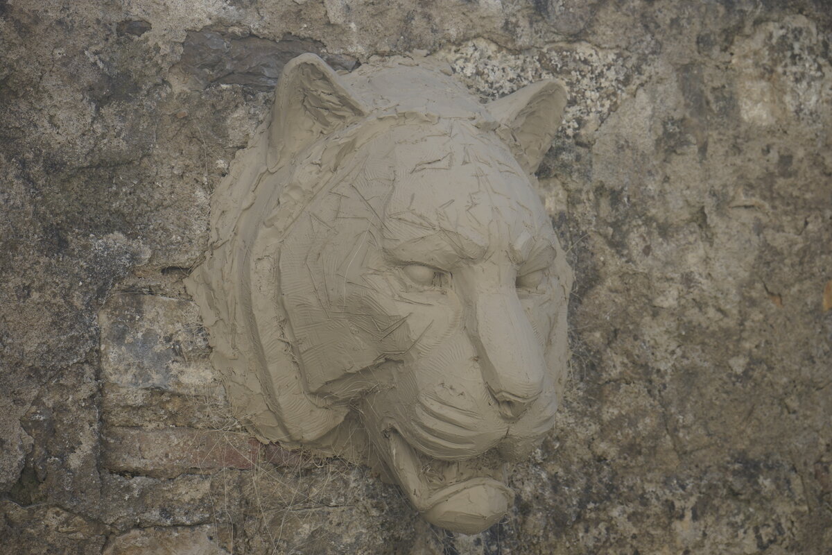 Semiostalgia P0012 — Sculpture fraîche, en terre crue, filasse végétale, grillage à poule, Saint-Antonin-Noble-Val