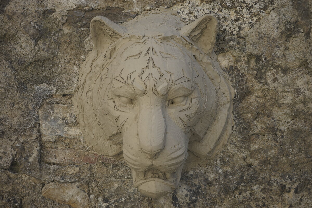 Semiostalgia P0012 — Sculpture fraîche, en terre crue, filasse végétale, grillage à poule, Saint-Antonin-Noble-Val