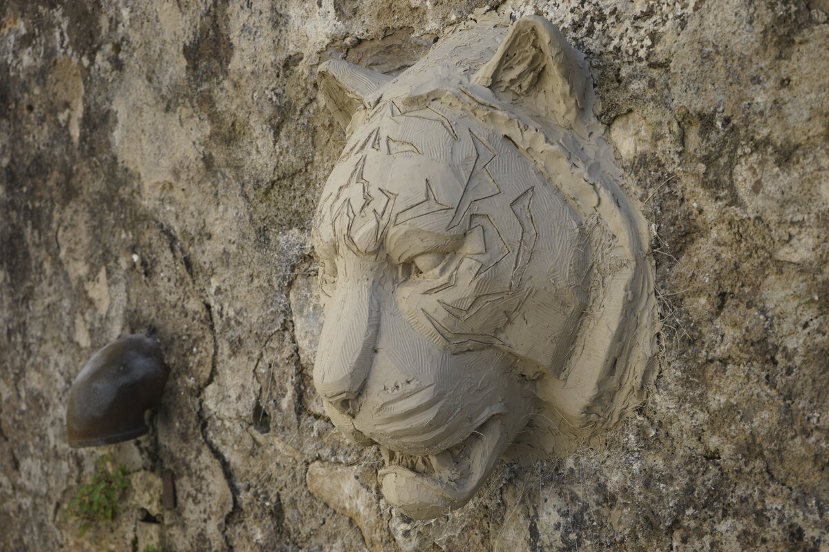 Semiostalgia P0012 — Sculpture fraîche, en terre crue, filasse végétale, grillage à poule, Saint-Antonin-Noble-Val