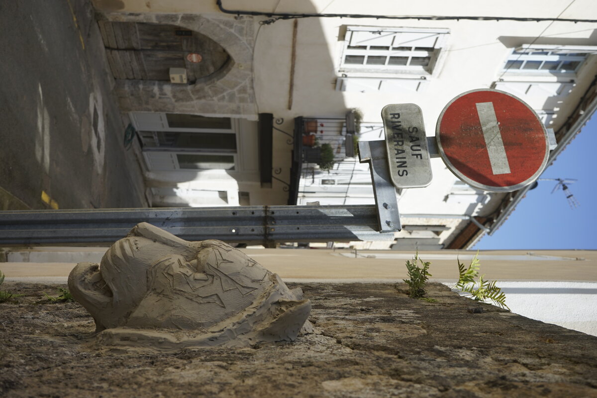 Semiostalgia P0012 — Sculpture fraîche, en terre crue, filasse végétale, grillage à poule, Saint-Antonin-Noble-Val