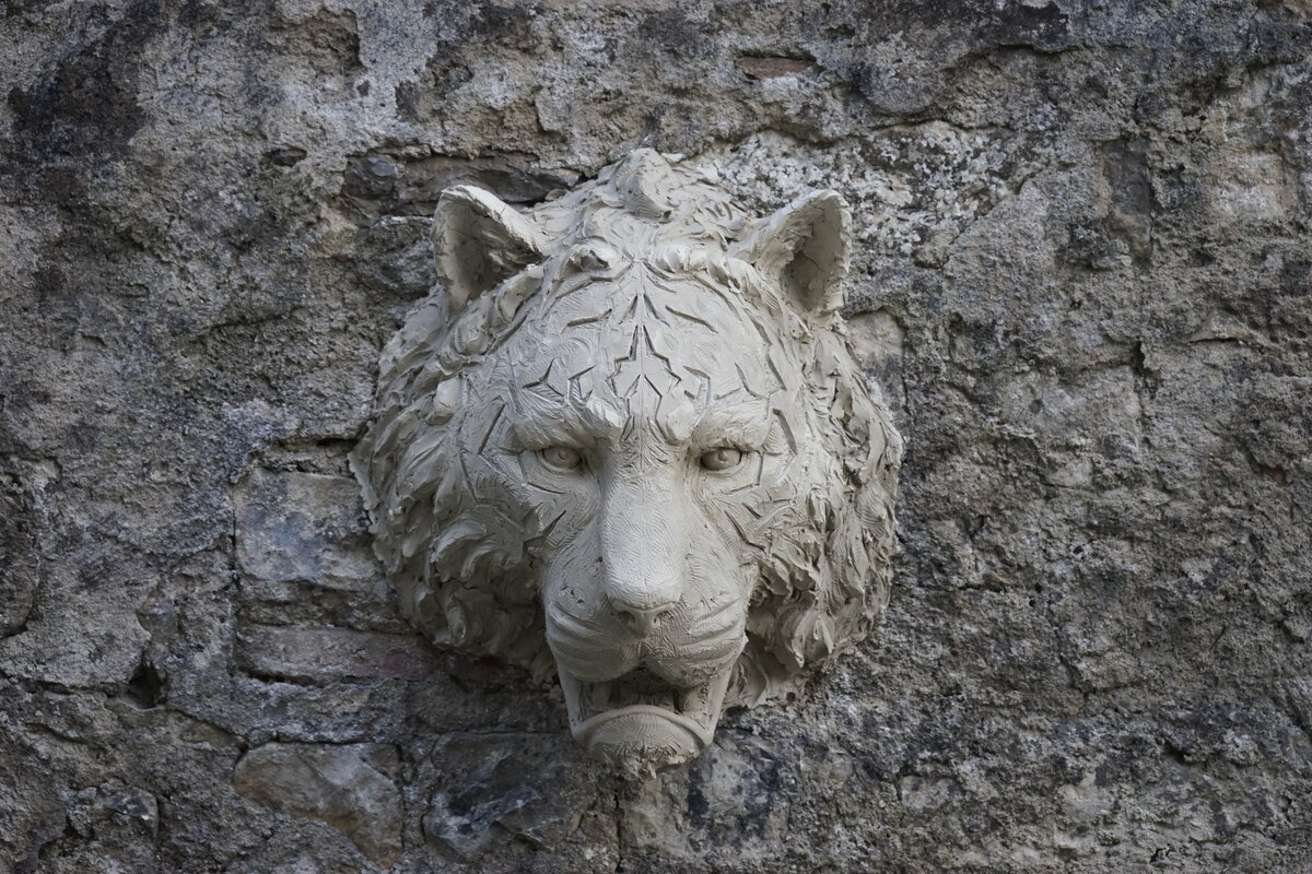 Semiostalgia P0012 — Sculpture fraîche, en terre crue, filasse végétale, grillage à poule, Saint-Antonin-Noble-Val