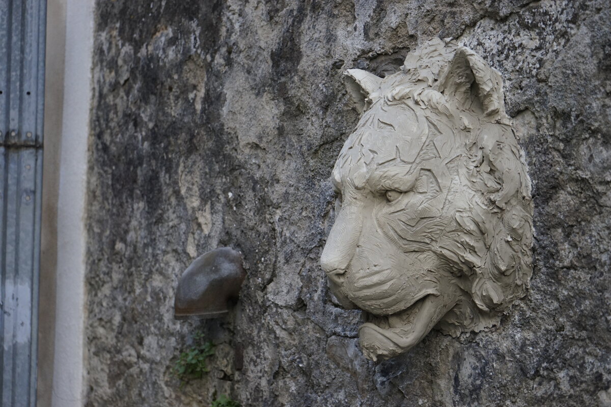 Semiostalgia P0012 — Sculpture fraîche, en terre crue, filasse végétale, grillage à poule, Saint-Antonin-Noble-Val