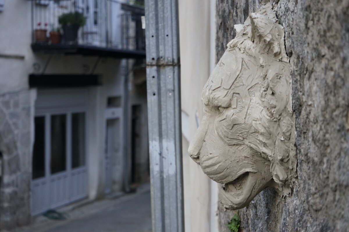 Semiostalgia P0012 — Sculpture fraîche, en terre crue, filasse végétale, grillage à poule, Saint-Antonin-Noble-Val