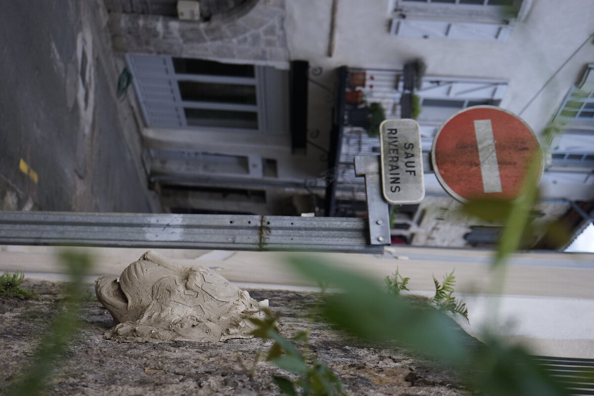 Semiostalgia P0012 — Sculpture fraîche, en terre crue, filasse végétale, grillage à poule, Saint-Antonin-Noble-Val