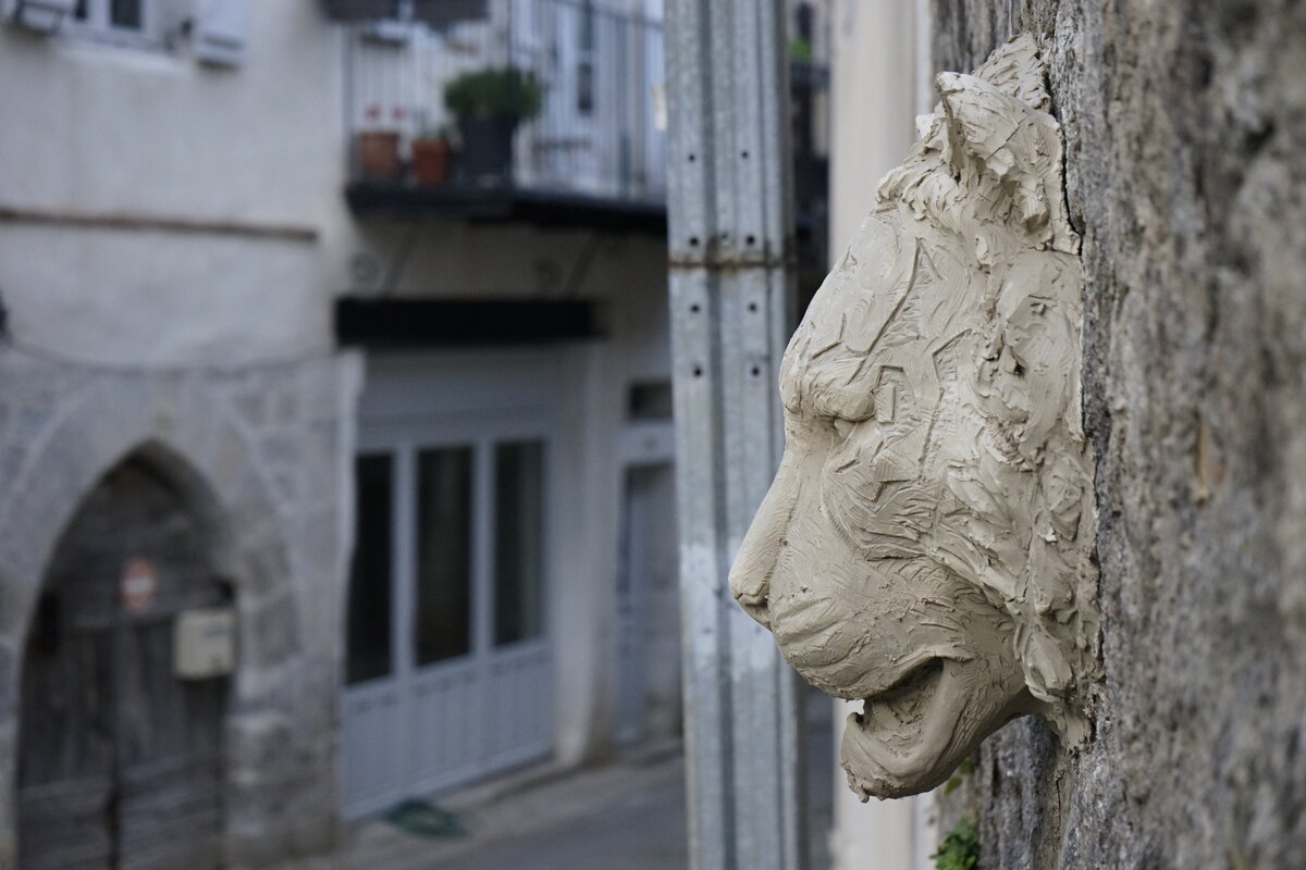 Semiostalgia P0012 — Sculpture fraîche, en terre crue, filasse végétale, grillage à poule, Saint-Antonin-Noble-Val
