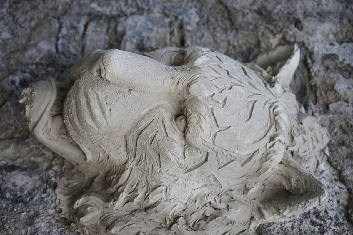 Semiostalgia P0012 — Sculpture fraîche, en terre crue, filasse végétale, grillage à poule, Saint-Antonin-Noble-Val