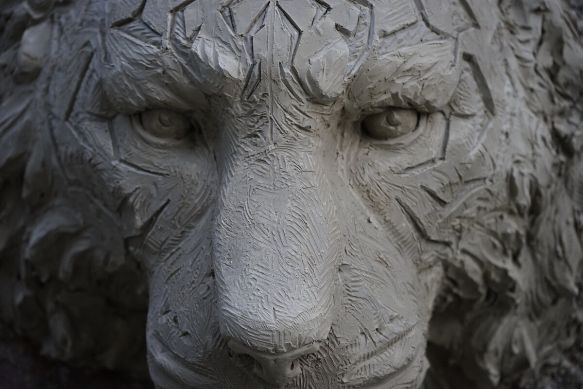 Semiostalgia P0012 — Sculpture fraîche, en terre crue, filasse végétale, grillage à poule, Saint-Antonin-Noble-Val