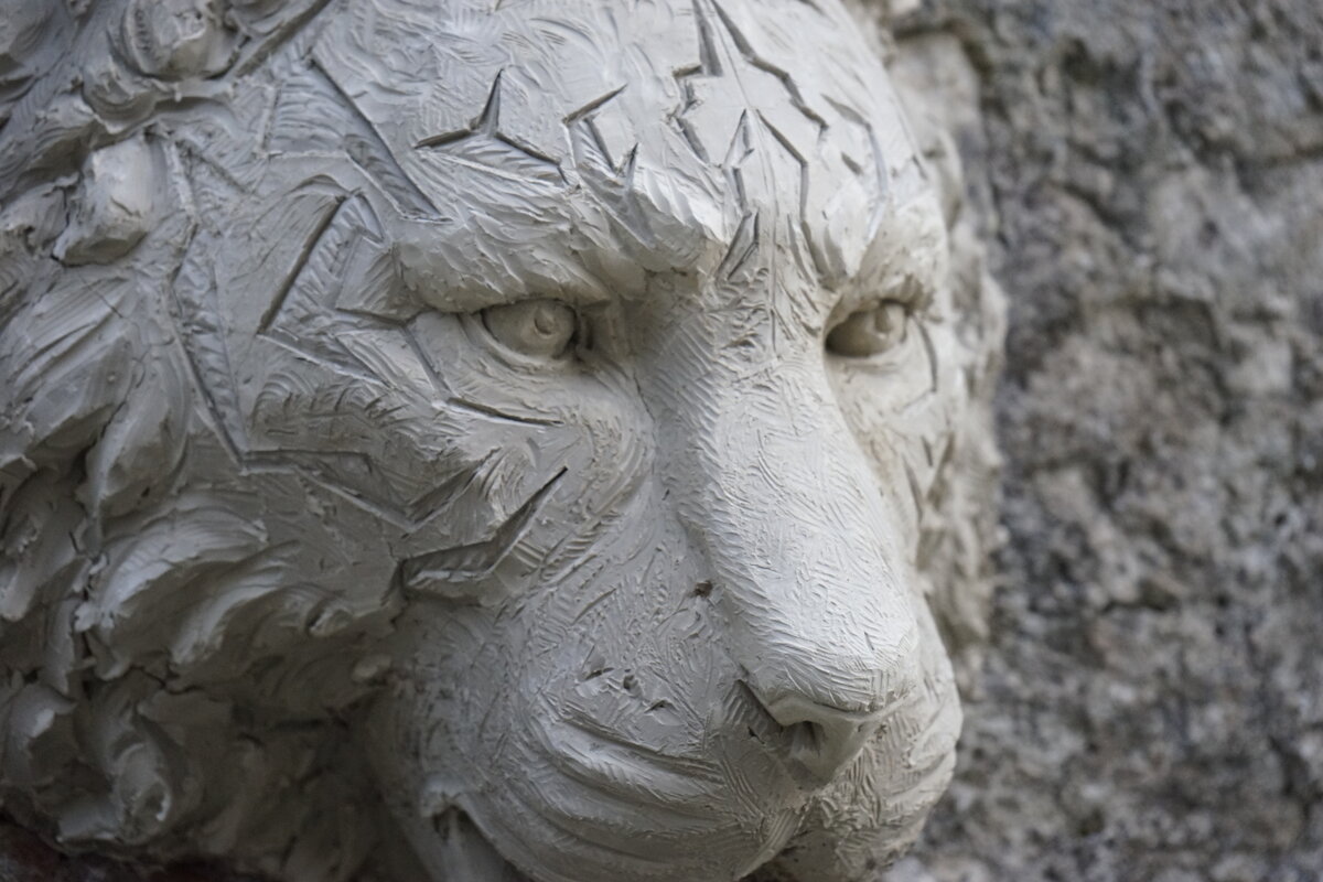 Semiostalgia P0012 — Sculpture fraîche, en terre crue, filasse végétale, grillage à poule, Saint-Antonin-Noble-Val