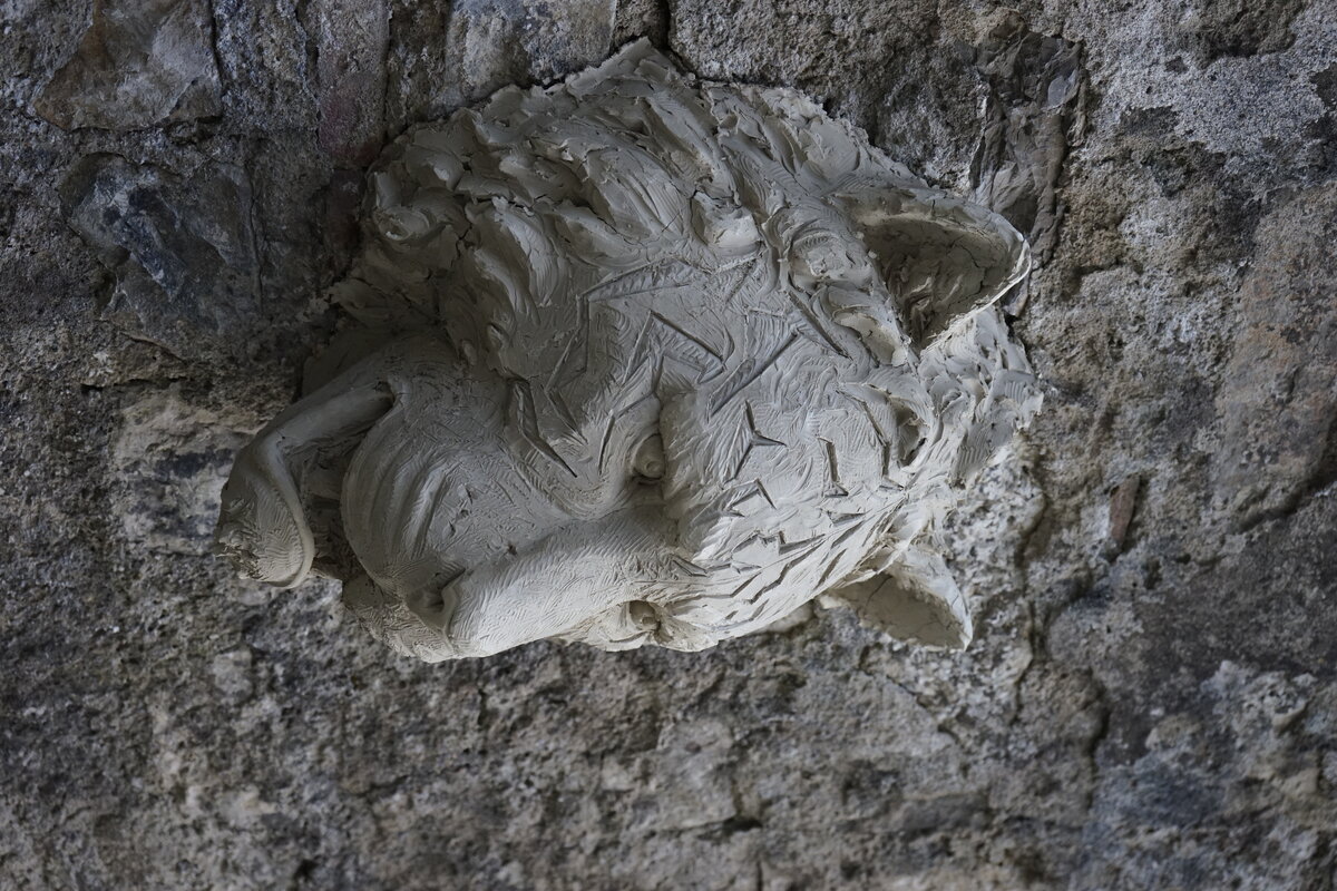 Semiostalgia P0012 — Sculpture fraîche, en terre crue, filasse végétale, grillage à poule, Saint-Antonin-Noble-Val