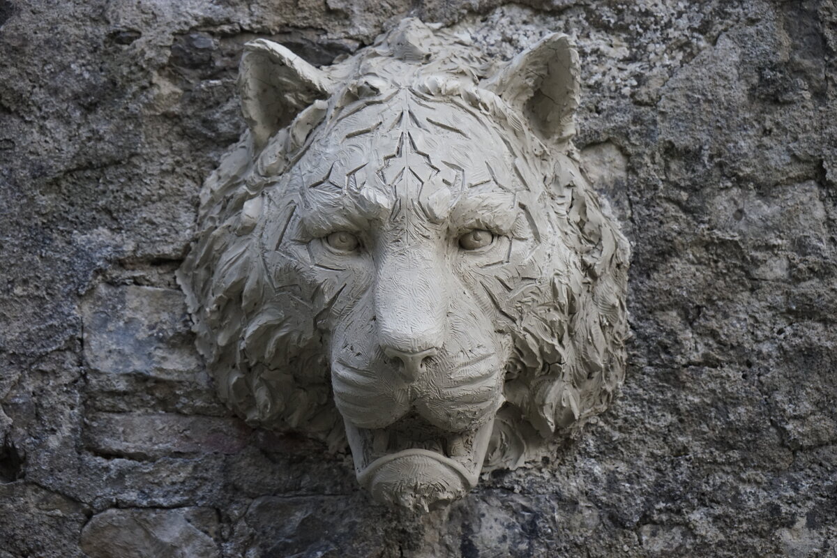 Semiostalgia P0012 — Sculpture fraîche, en terre crue, filasse végétale, grillage à poule, Saint-Antonin-Noble-Val