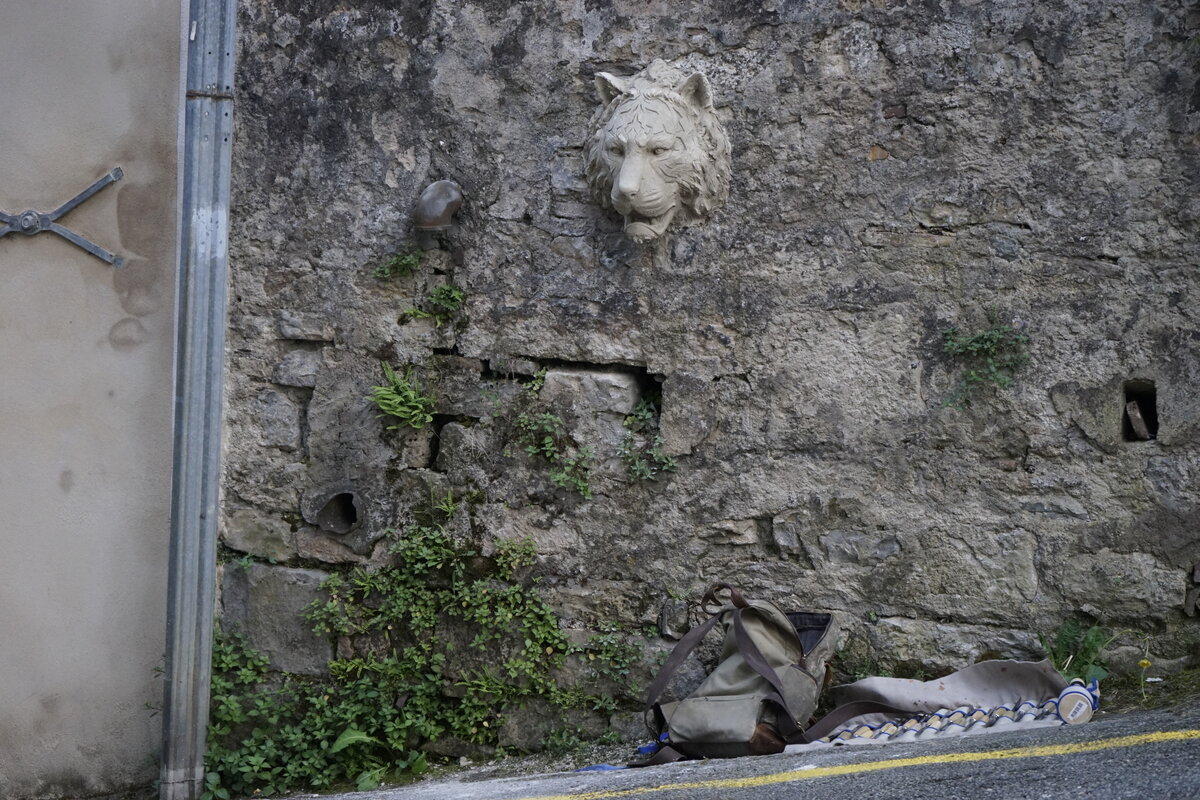 Semiostalgia P0012 — Sculpture fraîche, en terre crue, filasse végétale, grillage à poule, Saint-Antonin-Noble-Val