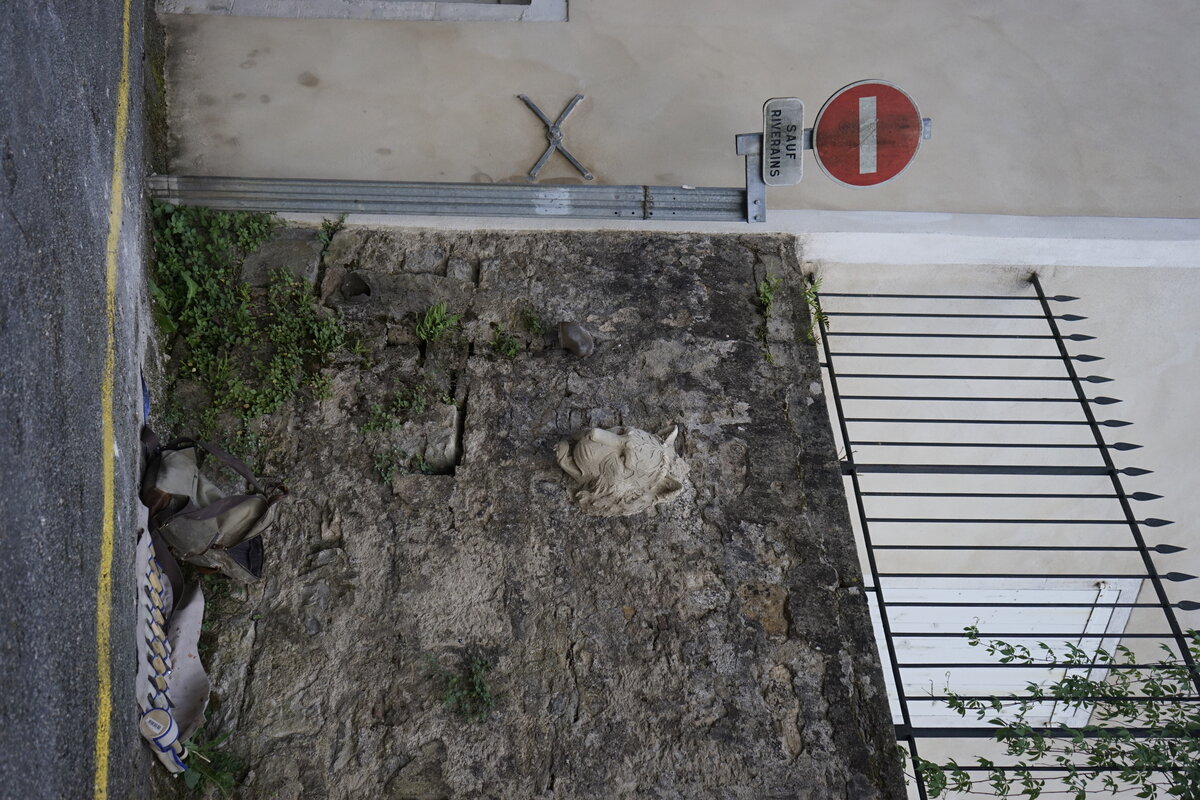 Semiostalgia P0012 — Sculpture fraîche, en terre crue, filasse végétale, grillage à poule, Saint-Antonin-Noble-Val