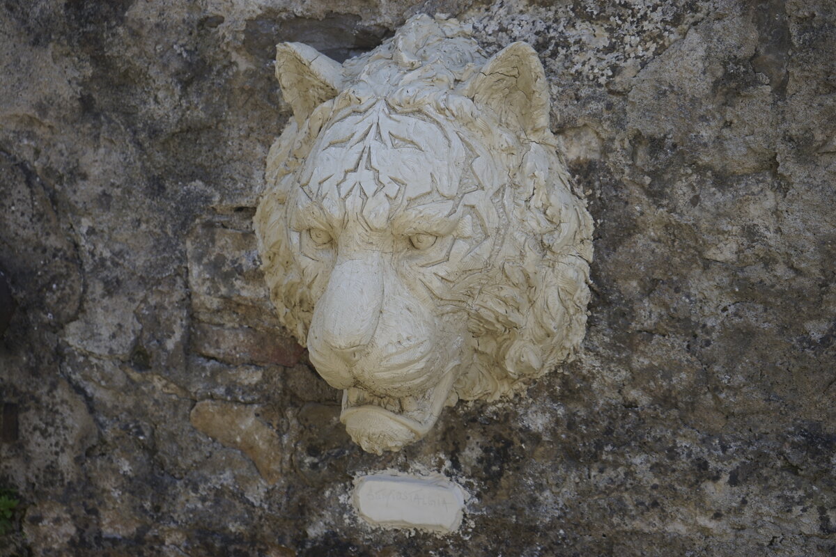 Semiostalgia P0012 — Sculpture sèche, en terre crue, filasse végétale, grillage à poule, Saint-Antonin-Noble-Val