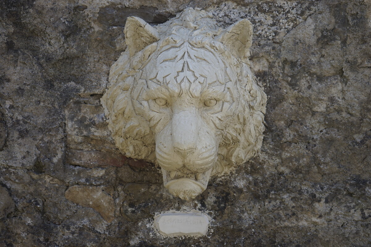 Semiostalgia P0012 — Sculpture sèche, en terre crue, filasse végétale, grillage à poule, Saint-Antonin-Noble-Val