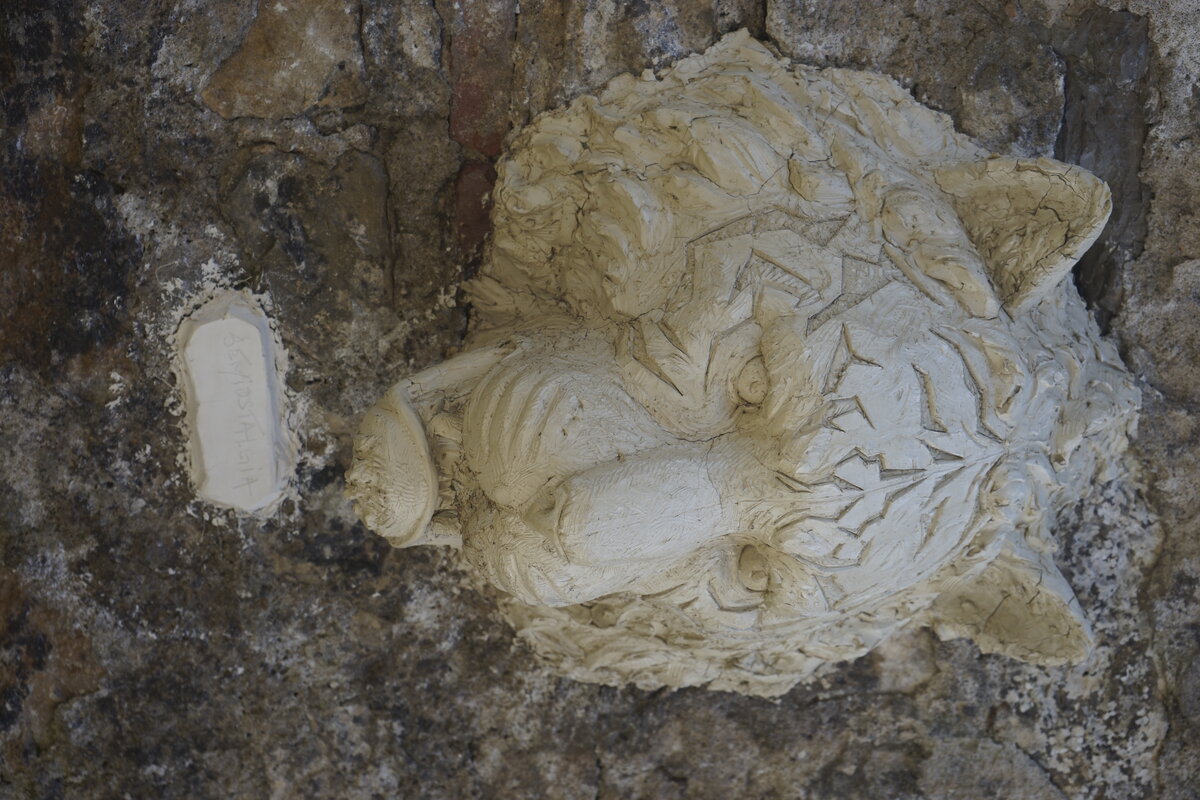 Semiostalgia P0012 — Sculpture sèche, en terre crue, filasse végétale, grillage à poule, Saint-Antonin-Noble-Val