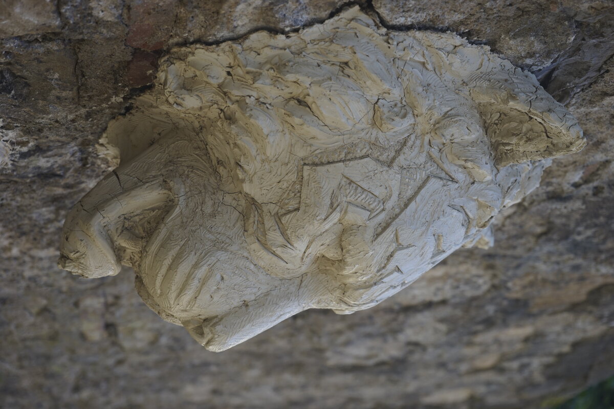 Semiostalgia P0012 — Sculpture sèche, en terre crue, filasse végétale, grillage à poule, Saint-Antonin-Noble-Val