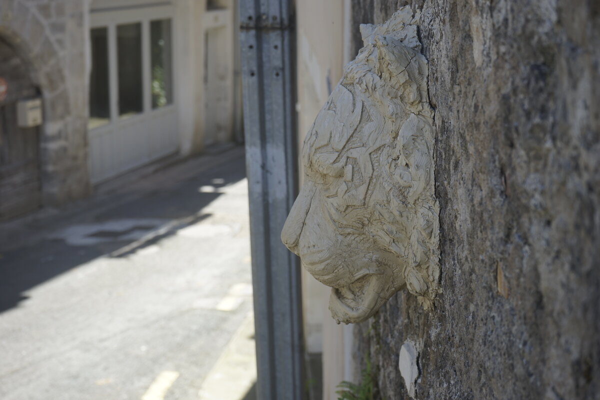 Semiostalgia P0012 — Sculpture sèche, en terre crue, filasse végétale, grillage à poule, Saint-Antonin-Noble-Val