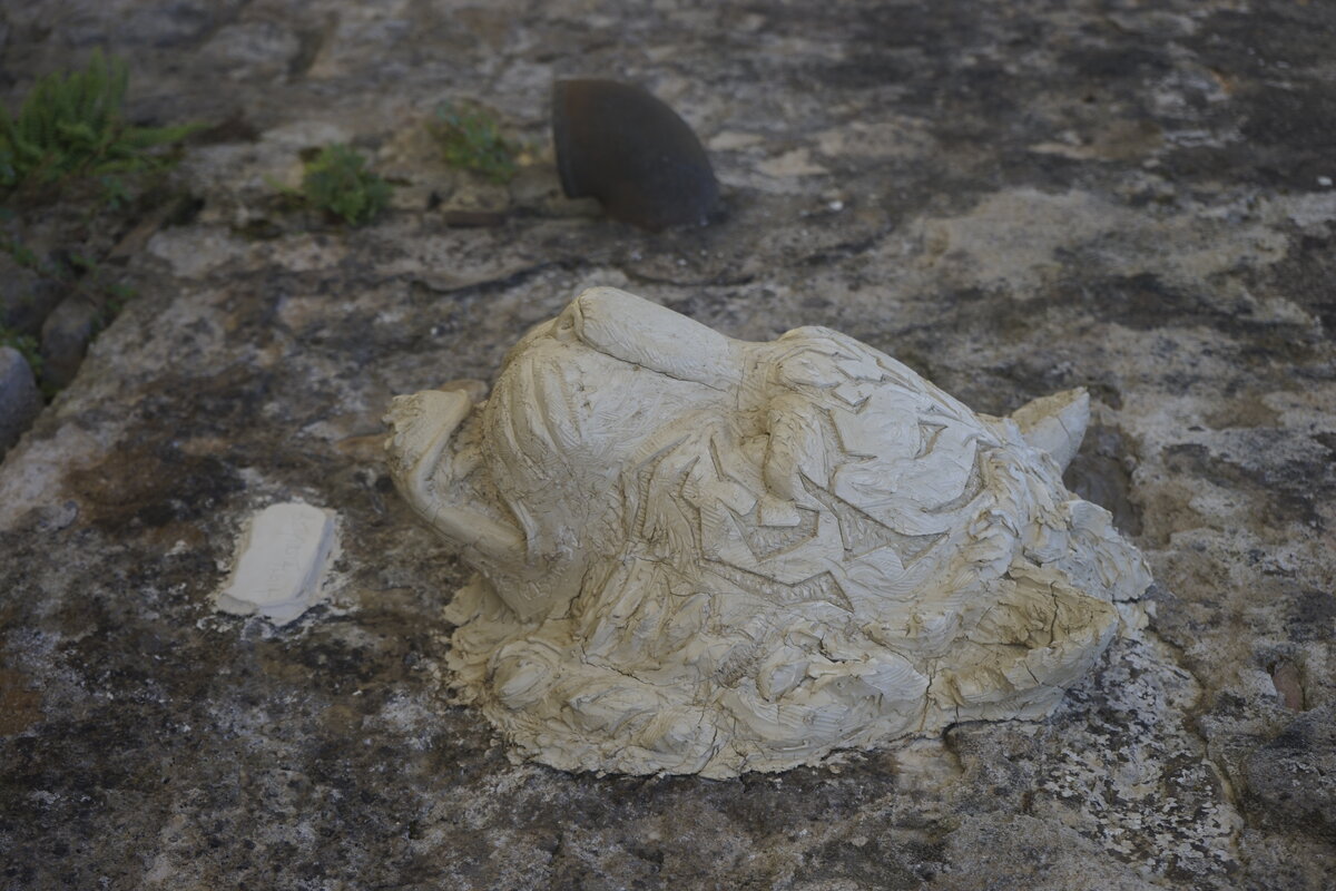 Semiostalgia P0012 — Sculpture sèche, en terre crue, filasse végétale, grillage à poule, Saint-Antonin-Noble-Val