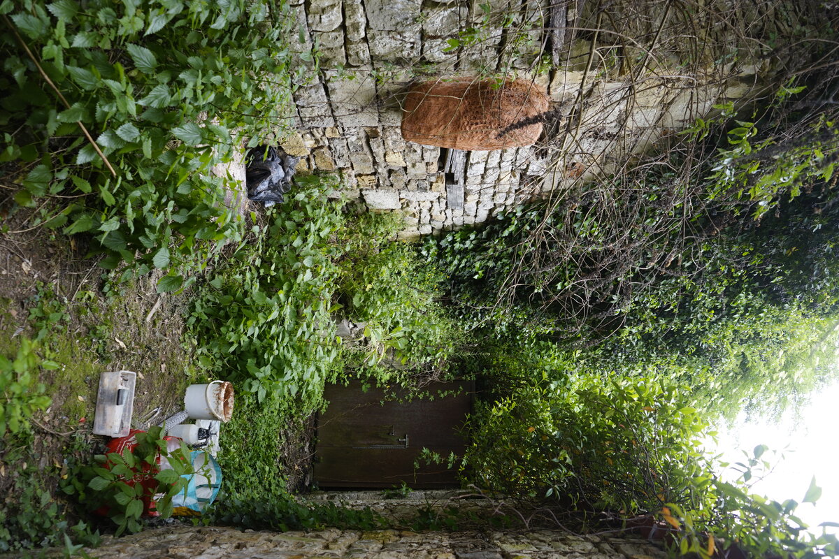 Semiostalgia P0013 — Sculpture fraîche, en terre crue, sable, filasse végétale, paille, grillage à poule, sur mur de pierre calcaire, Saint-Antonin-Noble-Val