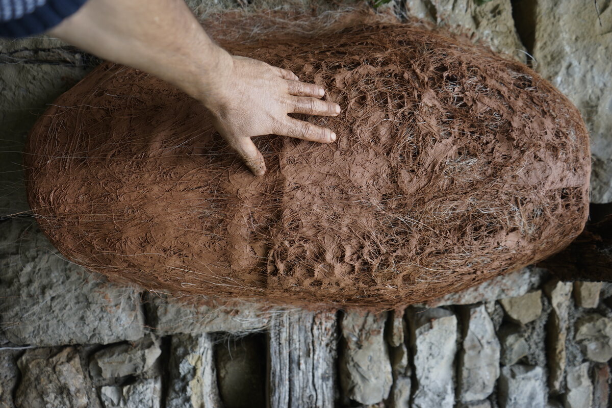 Semiostalgia P0013 — Sculpture fraîche, en terre crue, sable, filasse végétale, paille, grillage à poule, sur mur de pierre calcaire, Saint-Antonin-Noble-Val