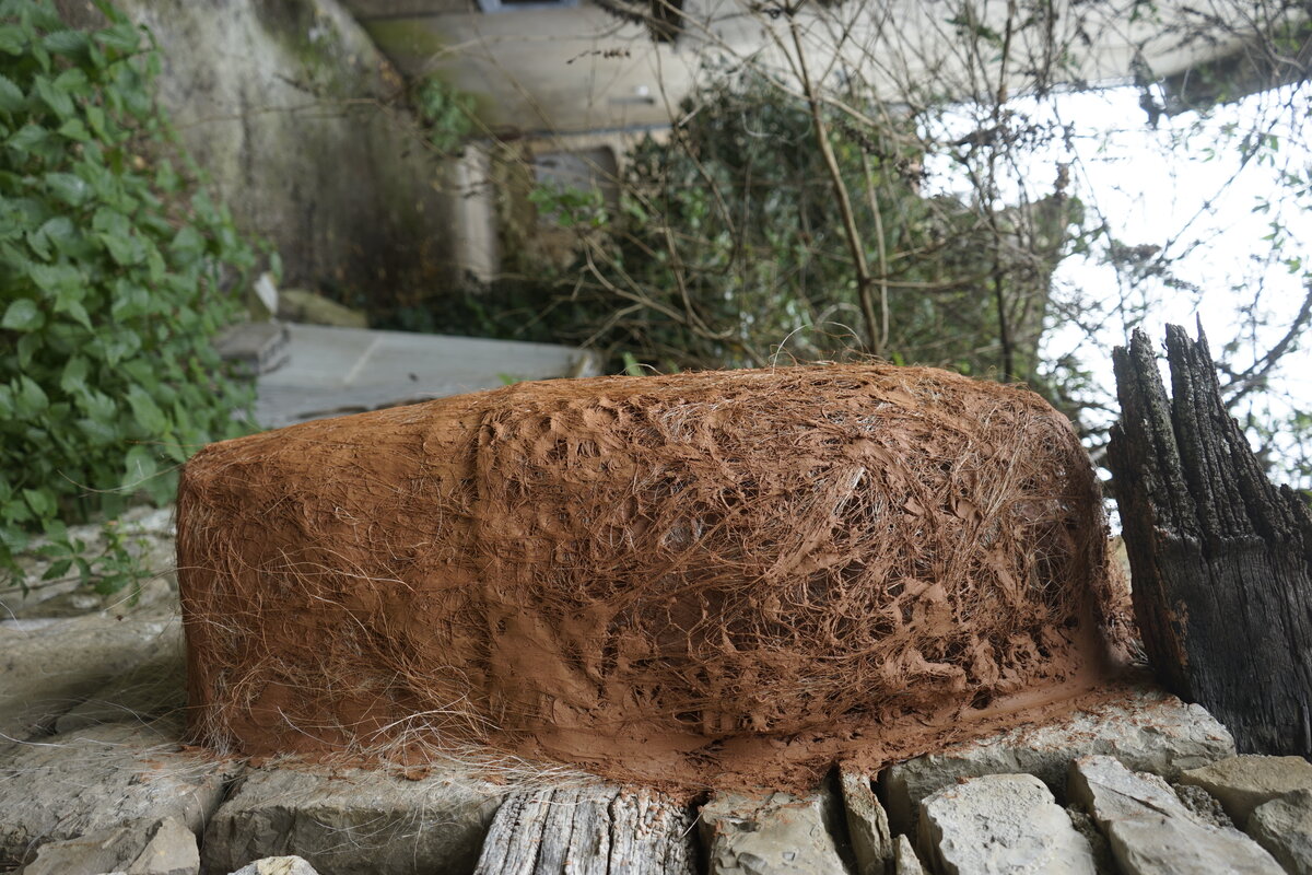 Semiostalgia P0013 — Sculpture fraîche, en terre crue, sable, filasse végétale, paille, grillage à poule, sur mur de pierre calcaire, Saint-Antonin-Noble-Val