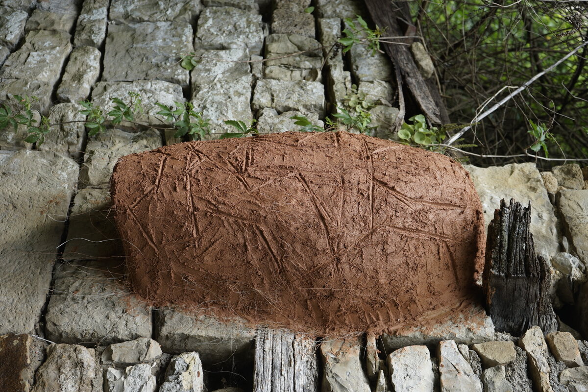 Semiostalgia P0013 — Sculpture fraîche, en terre crue, sable, filasse végétale, paille, grillage à poule, sur mur de pierre calcaire, Saint-Antonin-Noble-Val