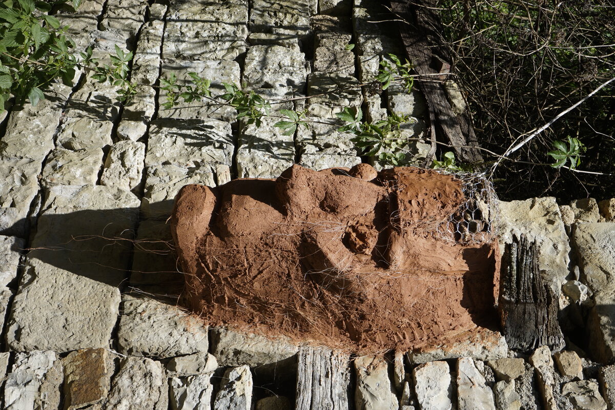 Semiostalgia P0013 — Sculpture fraîche, en terre crue, sable, filasse végétale, paille, grillage à poule, sur mur de pierre calcaire, Saint-Antonin-Noble-Val
