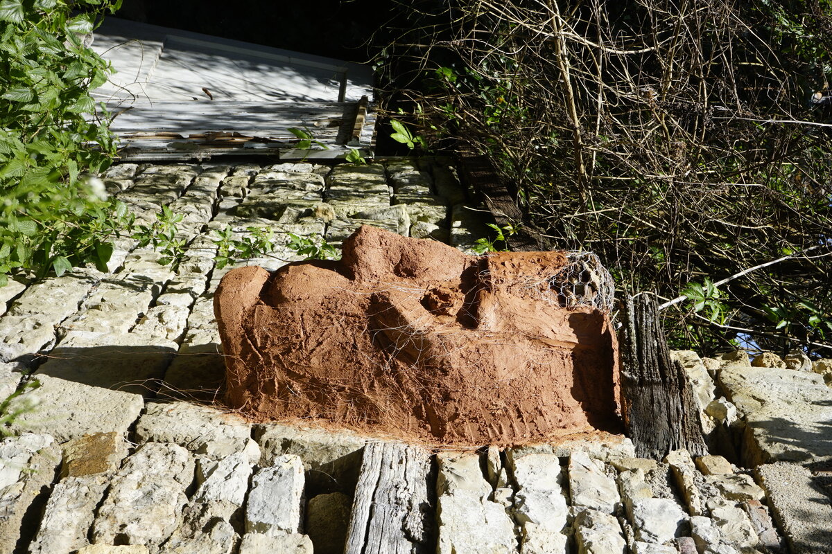 Semiostalgia P0013 — Sculpture fraîche, en terre crue, sable, filasse végétale, paille, grillage à poule, sur mur de pierre calcaire, Saint-Antonin-Noble-Val
