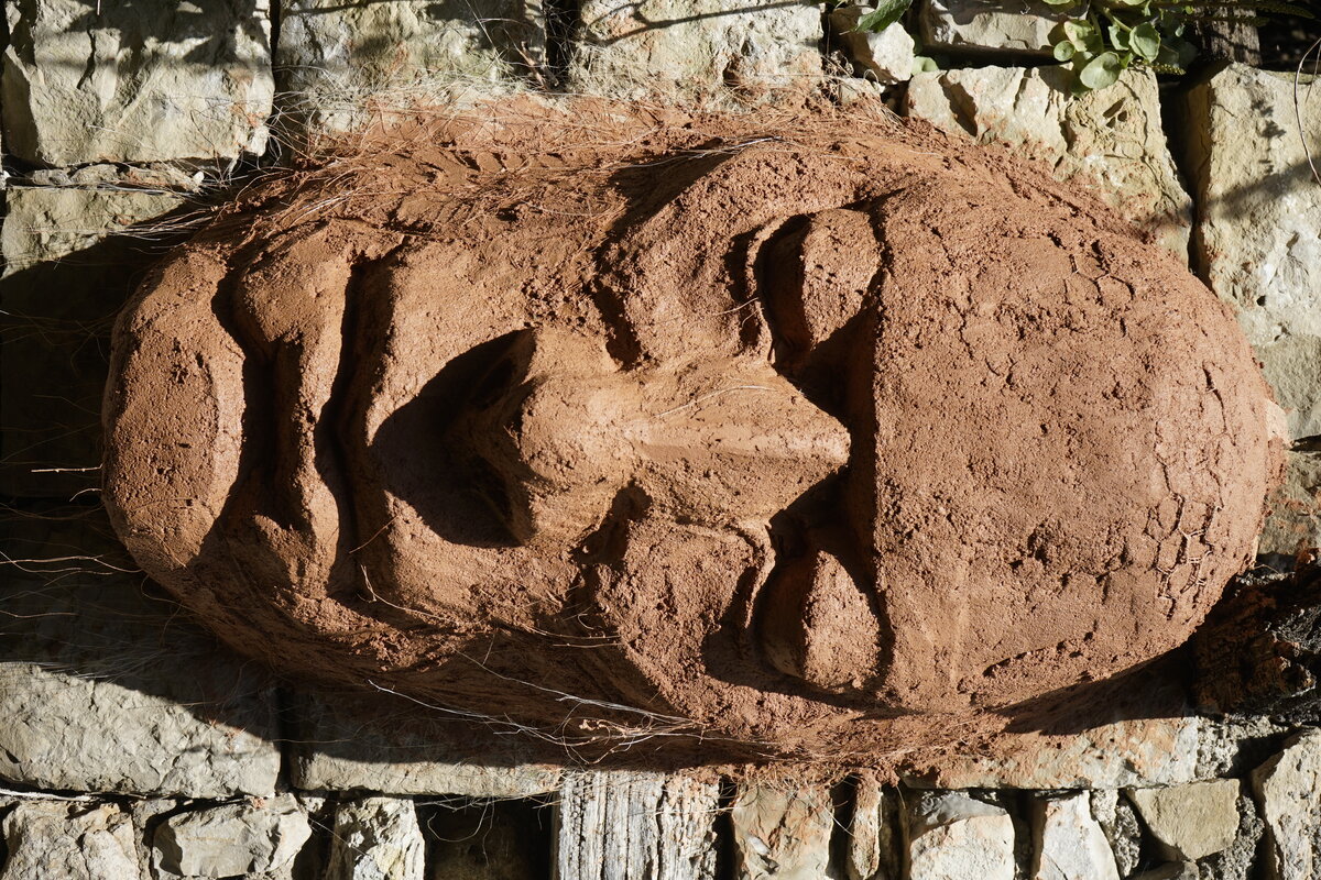 Semiostalgia P0013 — Sculpture fraîche, en terre crue, sable, filasse végétale, paille, grillage à poule, sur mur de pierre calcaire, Saint-Antonin-Noble-Val