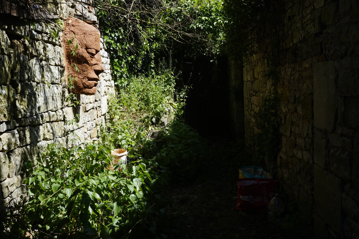 Semiostalgia P0013 — Sculpture fraîche, en terre crue, sable, filasse végétale, paille, grillage à poule, sur mur de pierre calcaire, Saint-Antonin-Noble-Val
