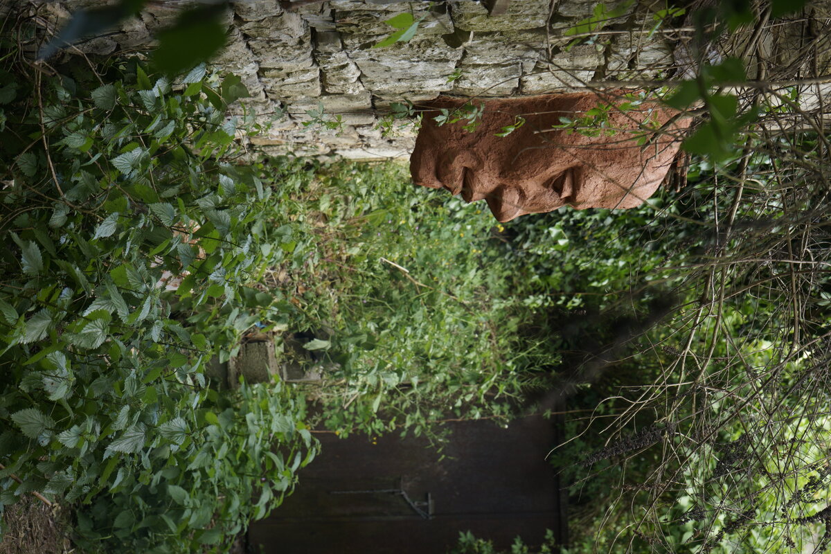Semiostalgia P0013 — Sculpture fraîche, en terre crue, sable, filasse végétale, paille, grillage à poule, sur mur de pierre calcaire, Saint-Antonin-Noble-Val