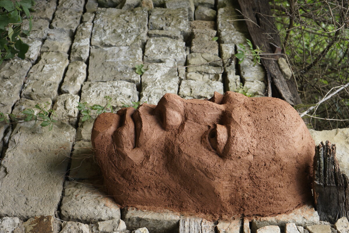 Semiostalgia P0013 — Sculpture fraîche, en terre crue, sable, filasse végétale, paille, grillage à poule, sur mur de pierre calcaire, Saint-Antonin-Noble-Val