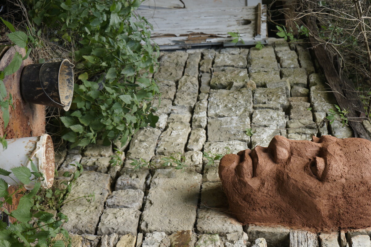 Semiostalgia P0013 — Sculpture fraîche, en terre crue, sable, filasse végétale, paille, grillage à poule, sur mur de pierre calcaire, Saint-Antonin-Noble-Val