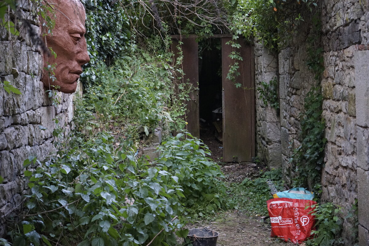 Semiostalgia P0013 — Sculpture fraîche, en terre crue, sable, filasse végétale, paille, grillage à poule, sur mur de pierre calcaire, Saint-Antonin-Noble-Val