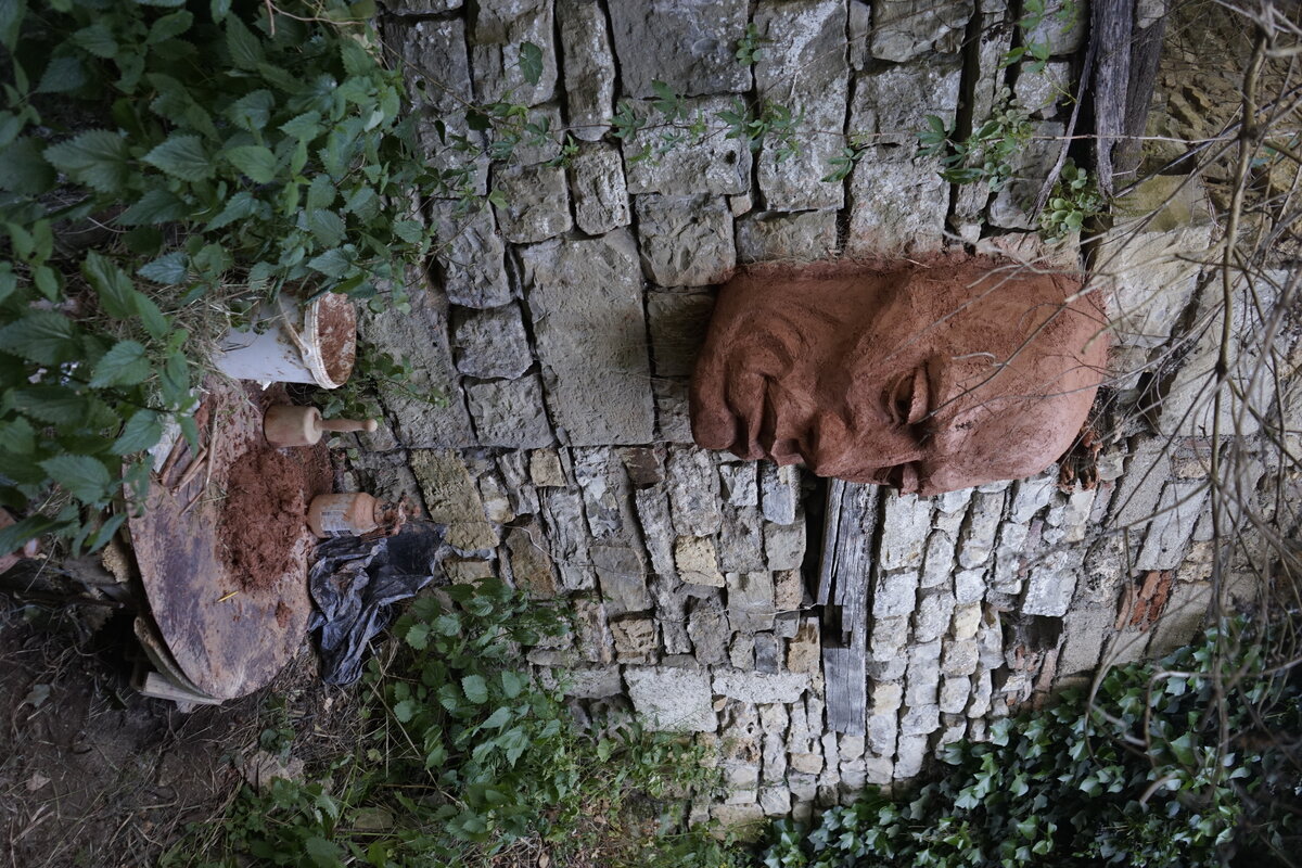 Semiostalgia P0013 — Sculpture fraîche, en terre crue, sable, filasse végétale, paille, grillage à poule, sur mur de pierre calcaire, Saint-Antonin-Noble-Val