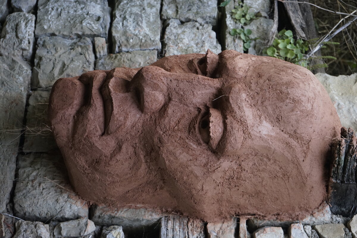 Semiostalgia P0013 — Sculpture fraîche, en terre crue, sable, filasse végétale, paille, grillage à poule, sur mur de pierre calcaire, Saint-Antonin-Noble-Val