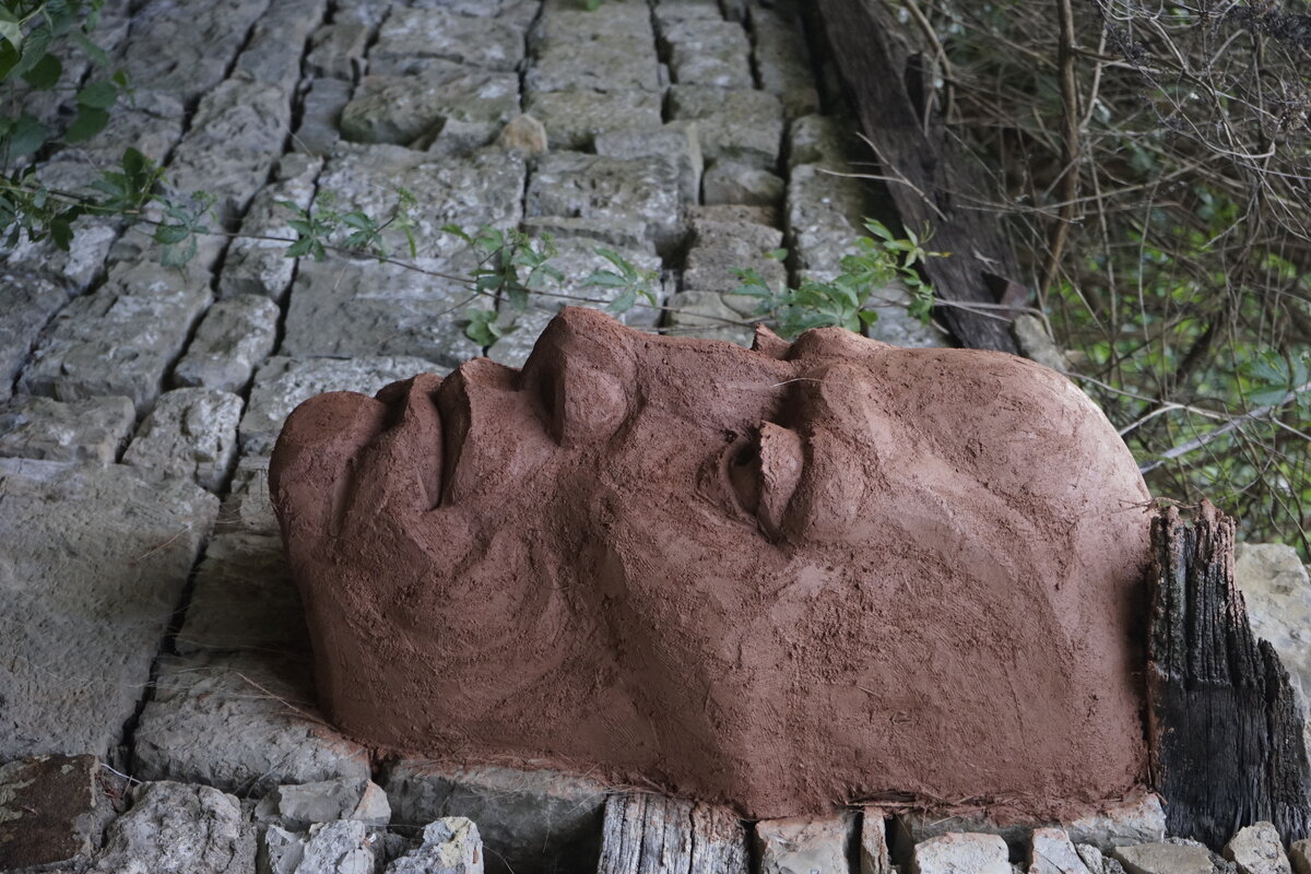Semiostalgia P0013 — Sculpture fraîche, en terre crue, sable, filasse végétale, paille, grillage à poule, sur mur de pierre calcaire, Saint-Antonin-Noble-Val