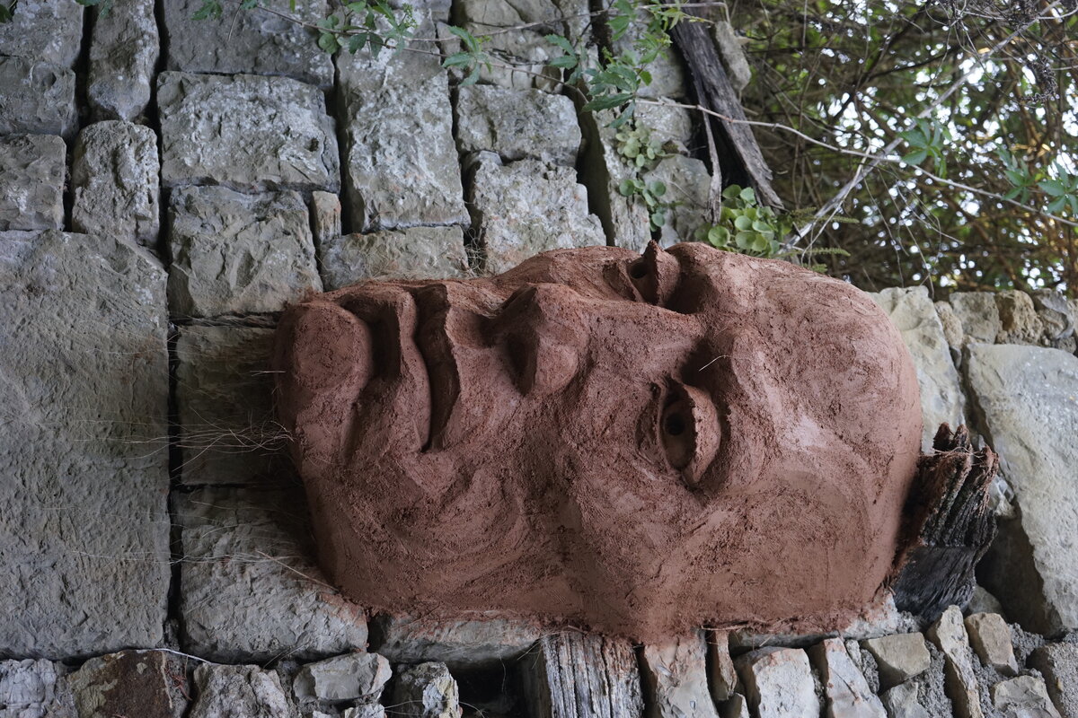 Semiostalgia P0013 — Sculpture fraîche, en terre crue, sable, filasse végétale, paille, grillage à poule, sur mur de pierre calcaire, Saint-Antonin-Noble-Val