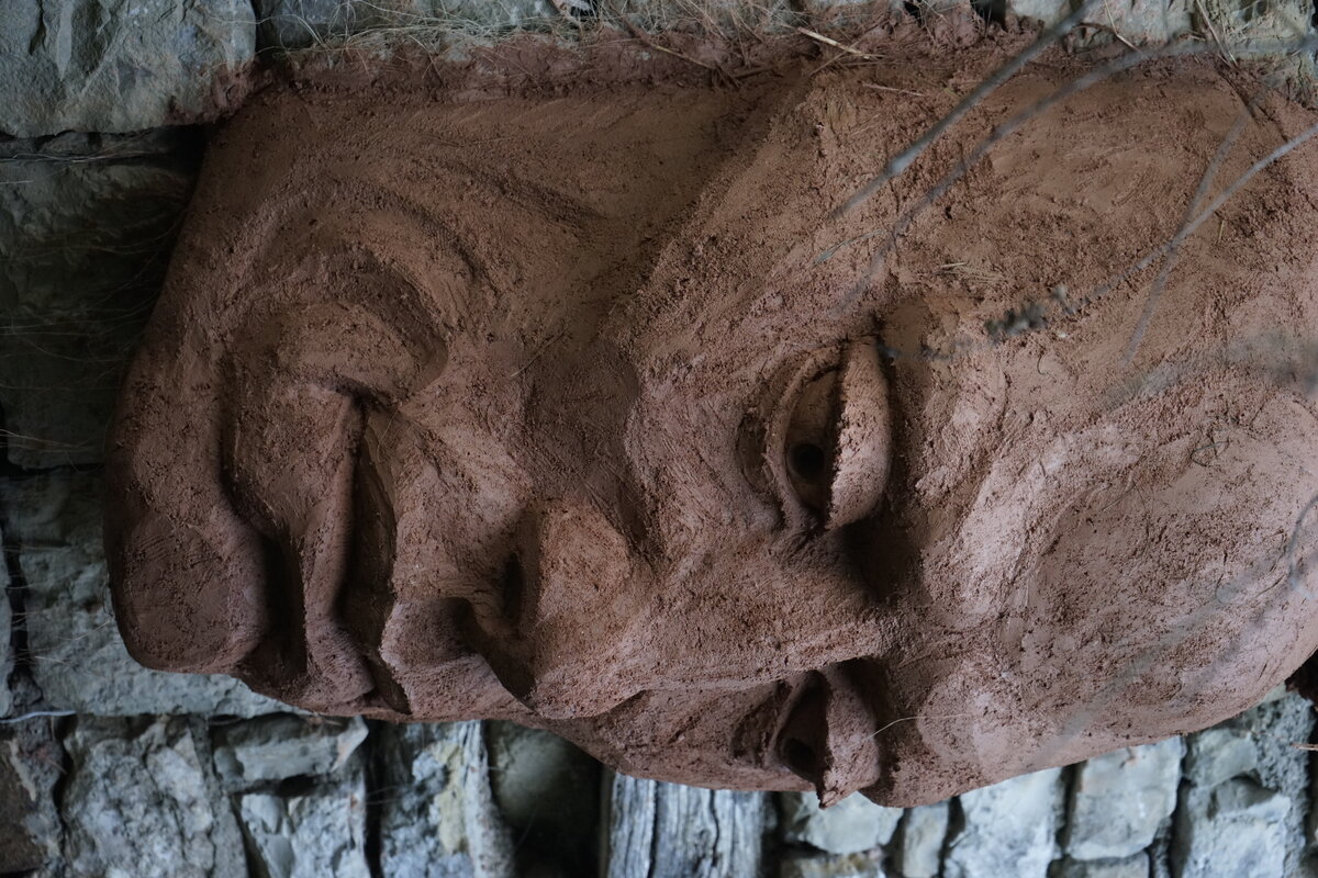Semiostalgia P0013 — Sculpture fraîche, en terre crue, sable, filasse végétale, paille, grillage à poule, sur mur de pierre calcaire, Saint-Antonin-Noble-Val