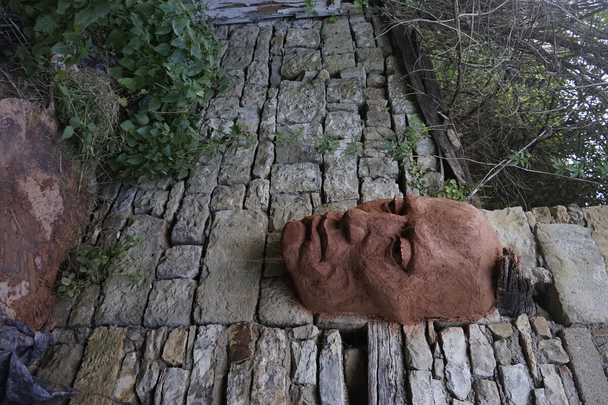 Semiostalgia P0013 — Sculpture fraîche, en terre crue, sable, filasse végétale, paille, grillage à poule, sur mur de pierre calcaire, Saint-Antonin-Noble-Val