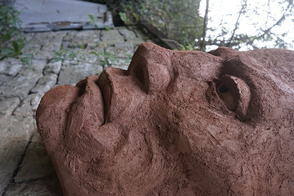 Semiostalgia P0013 — Sculpture fraîche, en terre crue, sable, filasse végétale, paille, grillage à poule, sur mur de pierre calcaire, Saint-Antonin-Noble-Val