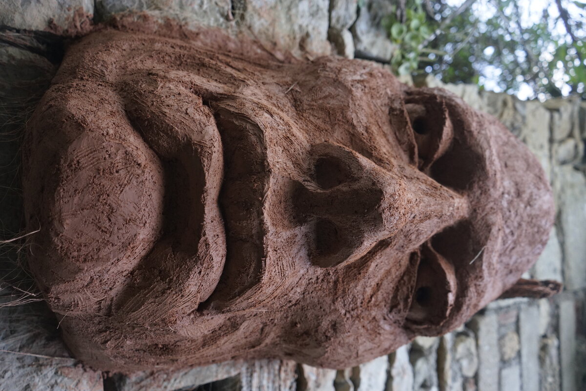Semiostalgia P0013 — Sculpture fraîche, en terre crue, sable, filasse végétale, paille, grillage à poule, sur mur de pierre calcaire, Saint-Antonin-Noble-Val
