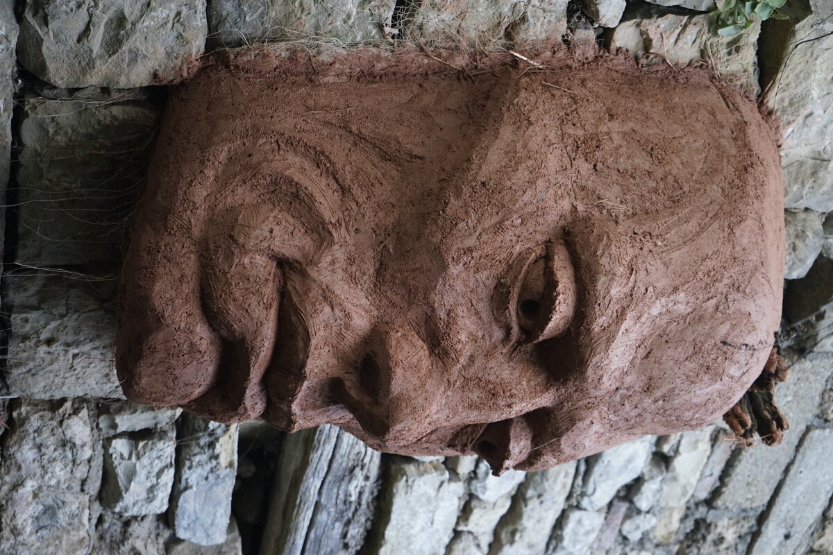 Semiostalgia P0013 — Sculpture fraîche, en terre crue, sable, filasse végétale, paille, grillage à poule, sur mur de pierre calcaire, Saint-Antonin-Noble-Val