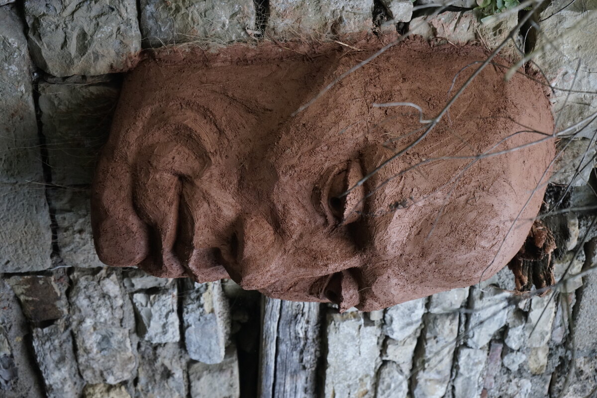 Semiostalgia P0013 — Sculpture fraîche, en terre crue, sable, filasse végétale, paille, grillage à poule, sur mur de pierre calcaire, Saint-Antonin-Noble-Val